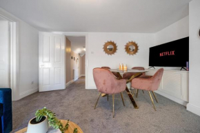 Spacious apartment in 18th Century building, town centre with Smart TV